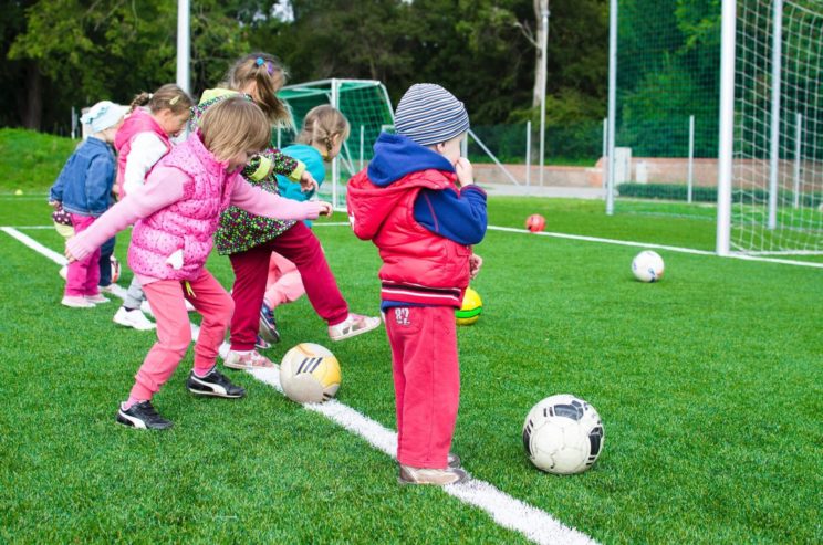 Zajęcia z piłki nożnej dla chłopców i dziewczynek